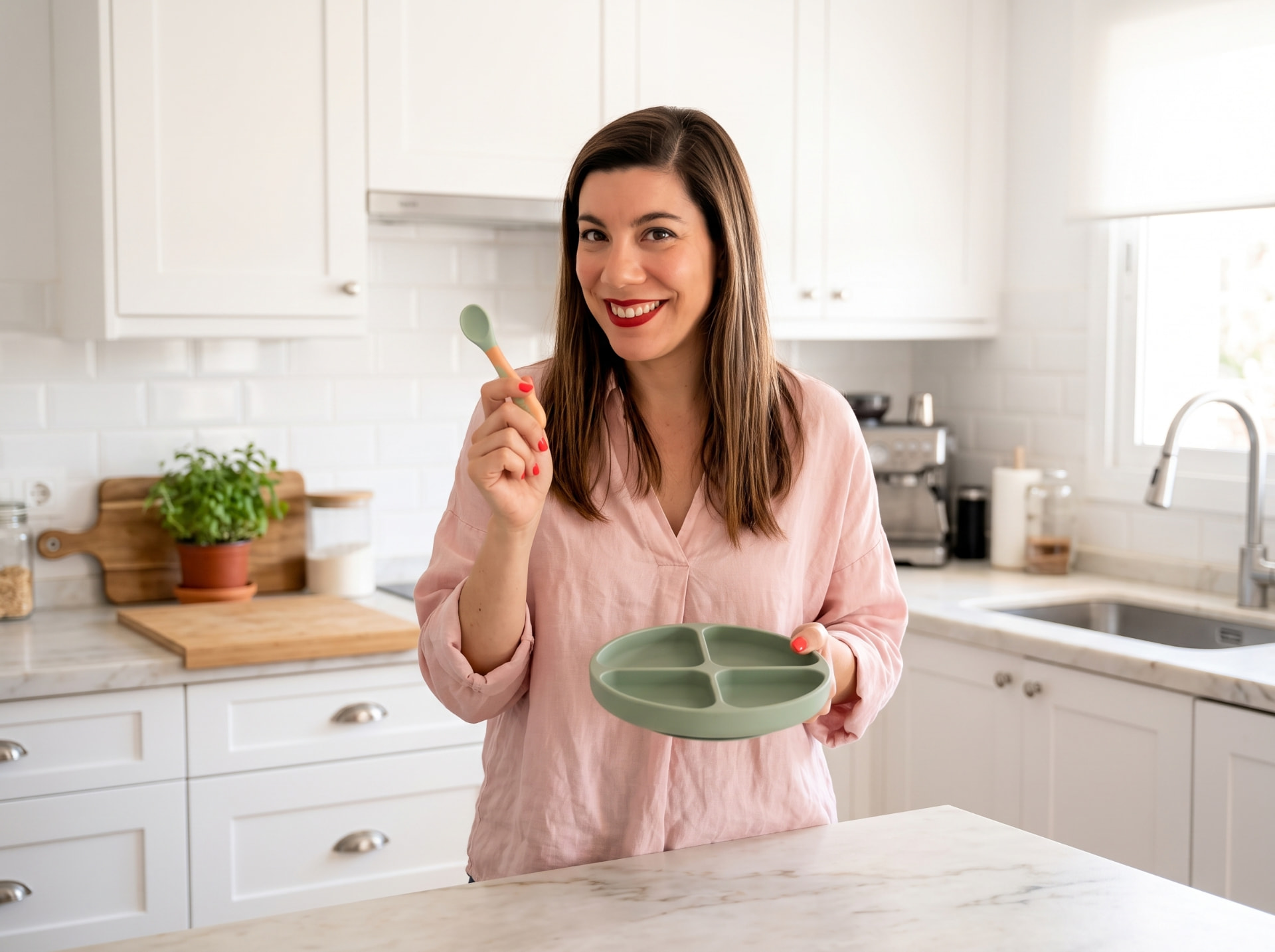 Francisca Ferreira com colher e prato de silicone para a introdução alimentar