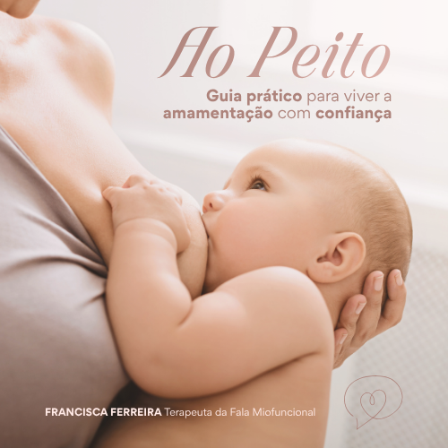 Mãe a amamentar o bebé com calma